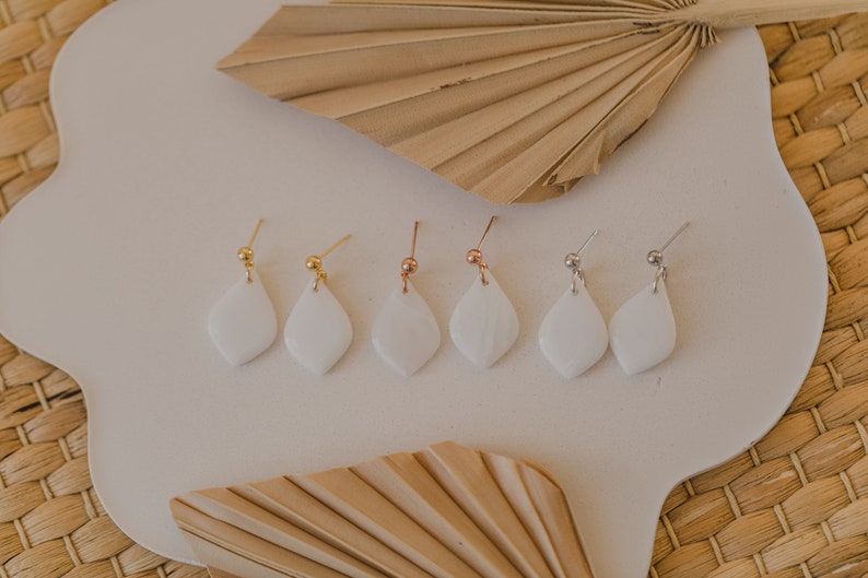 weiße kleine transparente Ohrringe // weiße Polymer Clay Ohrringe // weiße glänzende Ohrringe // weiße Tropfenohrringe // Hochzeitsohrringe Bild 5