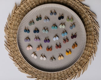 Kleine Tropfen Ohrringe NOMI aus Polymer Ton  // NOMI Ohrringe in 29 Farben // bunte Tropfen Ohrringe // kleines Geschenk für Sie