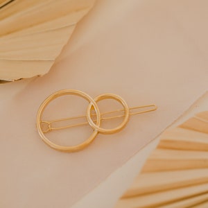 Haarspange mit zwei Kreisen // zwei Kreisen // goldene Haarspange // runde Haarspange // Haarclip aus Zink // Hochzeit // Haarschmuck Bild 3