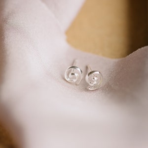 Kleine gedrehte Ohrstecker 925 Sterling Silber // kleine Spirale Ohrringe // 925 Sterling Silber Ohrringe // kleine Spirale image 3