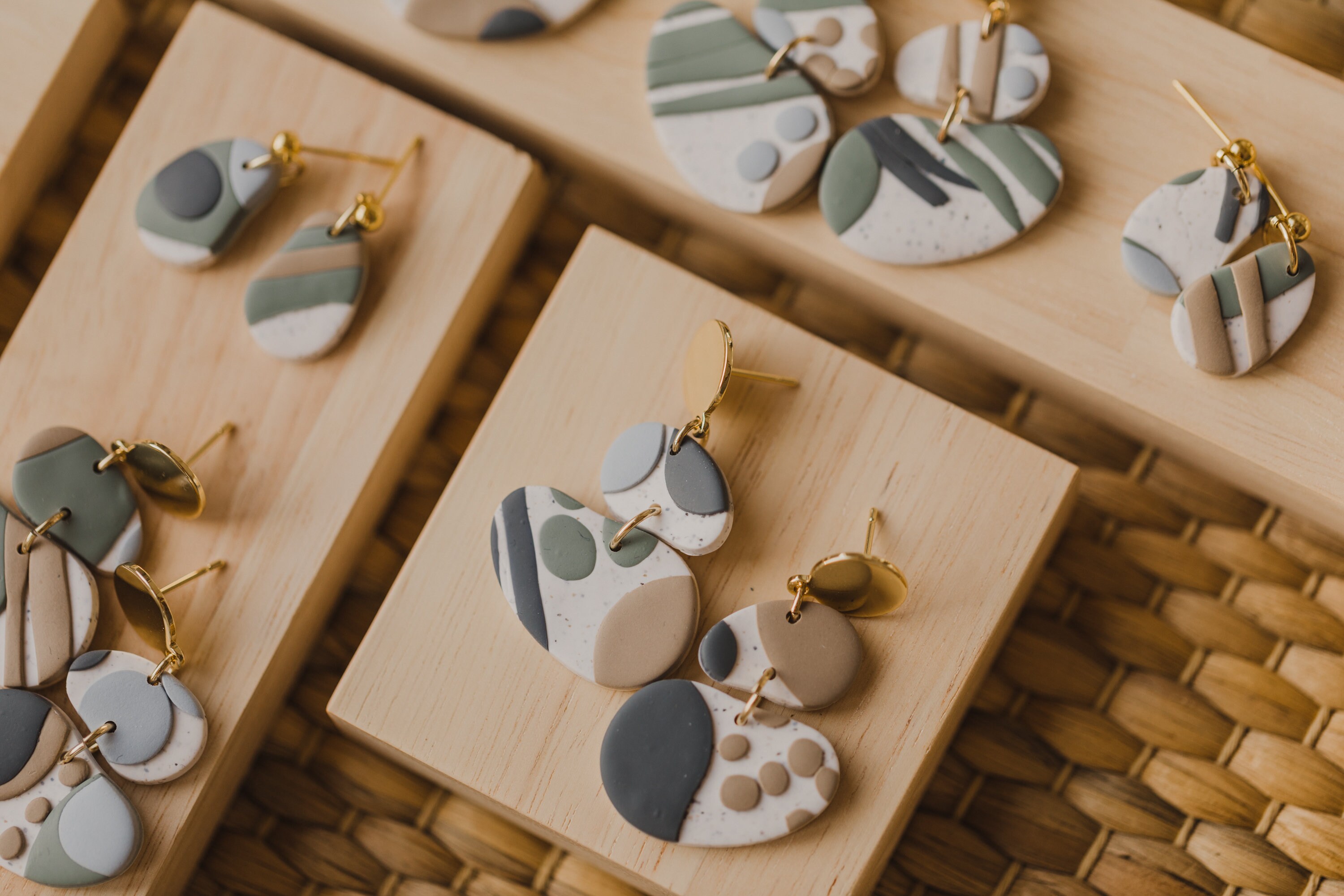 Polymer Clay Ohrringe, Polymer Ton, Ohrringe, Ton Ohrringe, Goldfarben, weiß, beige, dunkelgrau