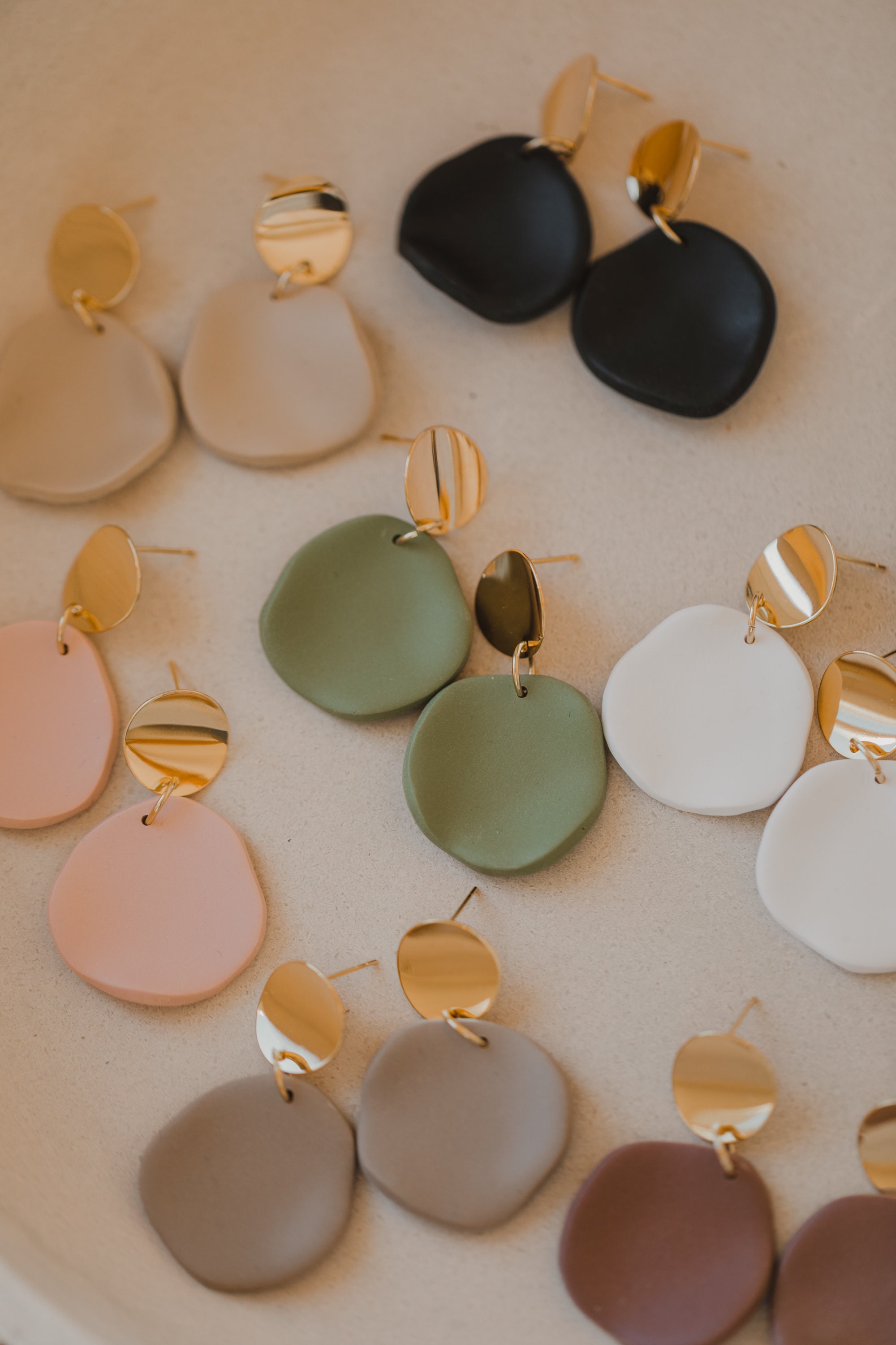 runde einfarbige Polymer Clay Ohrringe // Boho Ohrringe // bunte Statement Ohrringe // PEBBLES