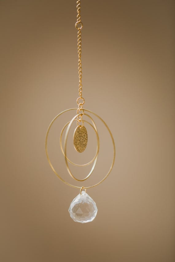 goldfarbener runder Suncatcher // Sonnenfänger mit goldenem Plättchen // Geschenkidee Freundin // Sonnenfänger mit Regebogenkristall