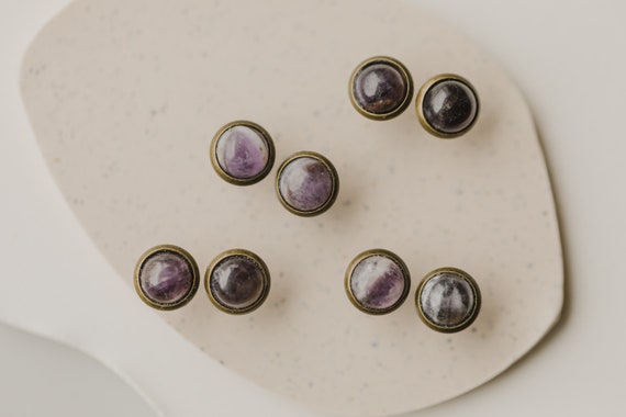 runde lila Amethyst Edelstein Ohrstecker // lila Amethyst Ohrringe Bronze // Bronze Ohrringe lila  // runde Edelstein Ohrstecker Amethyst