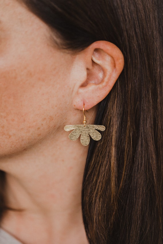 golden brass earings // flower earrings // golden flower earring // flower dangle earrings // golden brass earrings