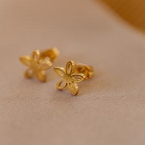 kleine Blümchen Ohrstecker // goldene Blumen Ohrringe // Kleine Edelstahl Ohrringe mit Blumendesign // Minimalistische Ohrringe floral image 1