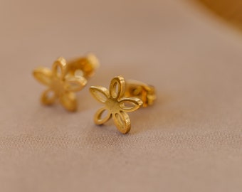 kleine Blümchen Ohrstecker // goldene Blumen Ohrringe // Kleine Edelstahl Ohrringe mit Blumendesign // Minimalistische Ohrringe floral