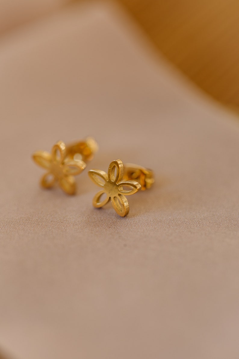 kleine Blümchen Ohrstecker // goldene Blumen Ohrringe // Kleine Edelstahl Ohrringe mit Blumendesign // Minimalistische Ohrringe floral image 1