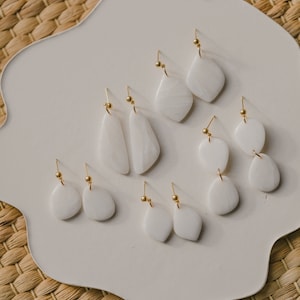 weiße kleine transparente Ohrringe // weiße Polymer Clay Ohrringe // weiße glänzende Ohrringe // weiße Tropfenohrringe // Hochzeitsohrringe Bild 3