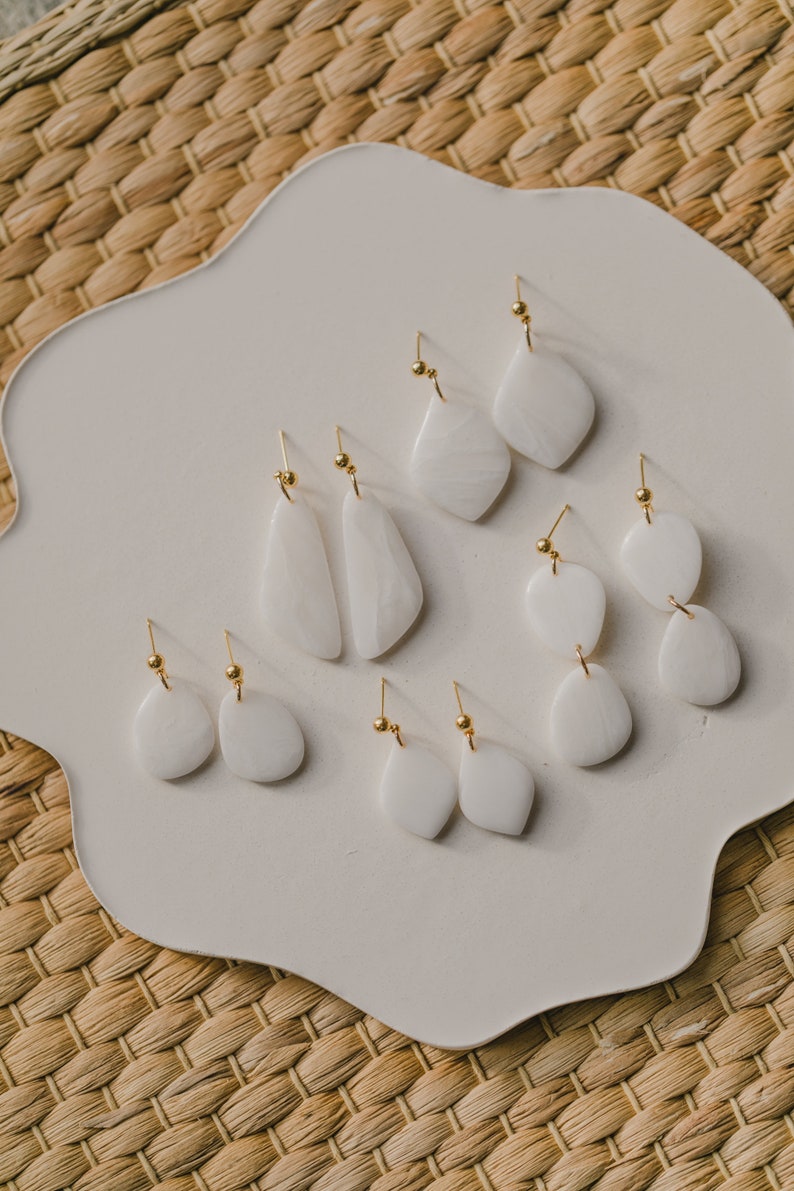 weiße kleine transparente Ohrringe // weiße Polymer Clay Ohrringe // weiße glänzende Ohrringe // weiße Tropfenohrringe // Hochzeitsohrringe Bild 3