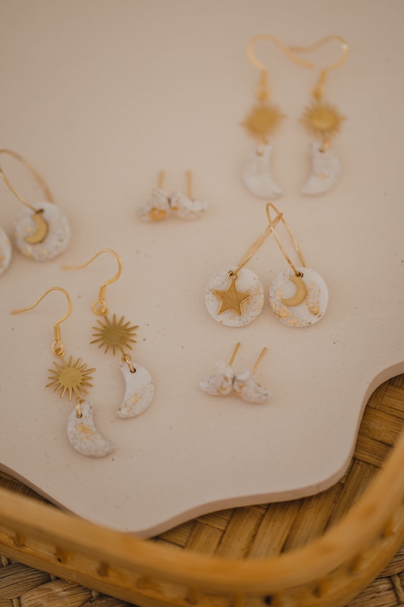 weiße Ohrringe mit Blattgold // Stern Ohrringe // weiße Mond Ohrringe // Ohrringe mit Blattgold // weiße Ohrringe Mond