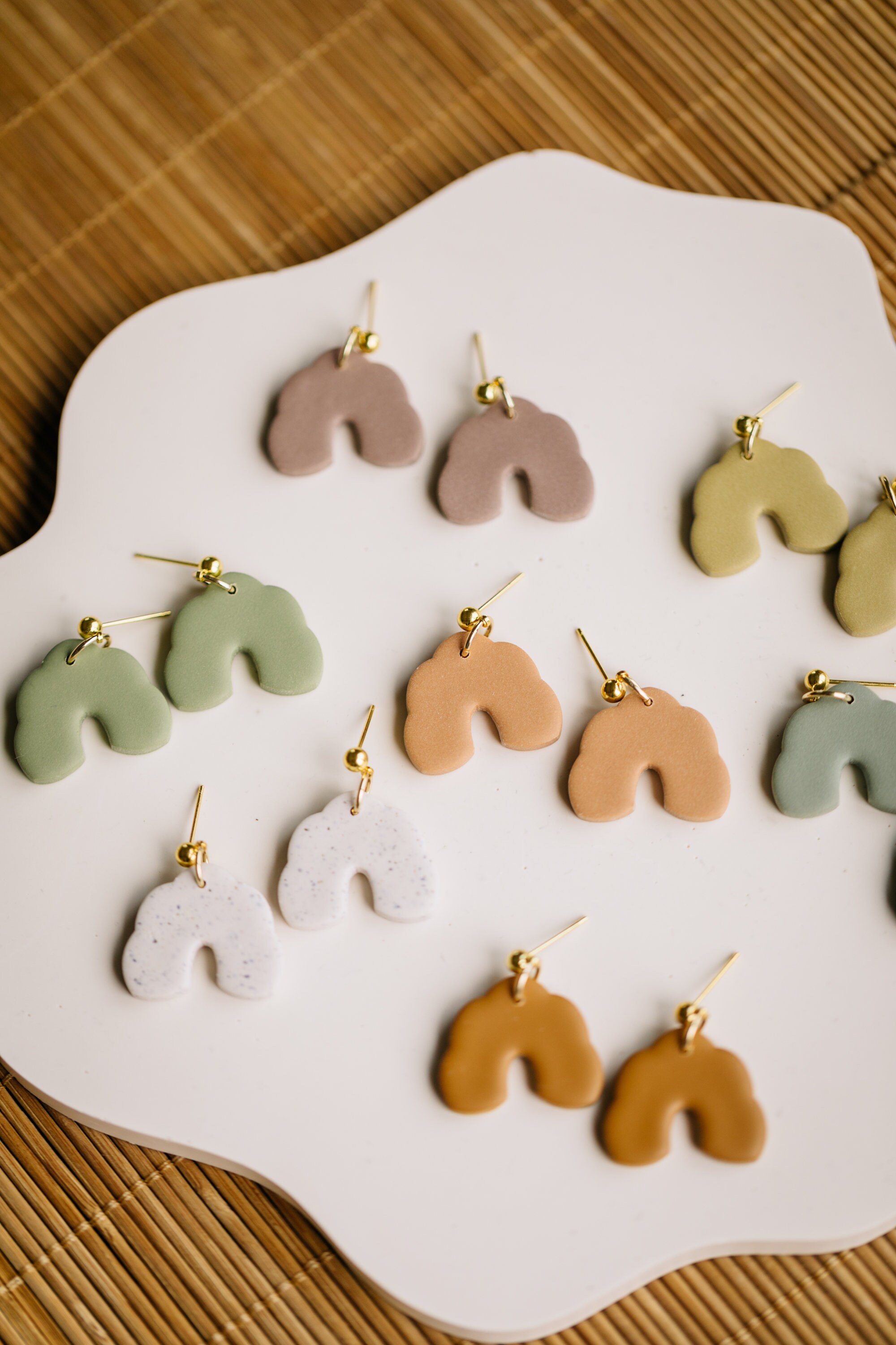 Polymer Clay Ohrringe, Ohrhänger, MORA, Bogen, kleiner Bogen, Ohrring, SommerOhrringe, Cognac