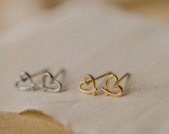 Kleine Edelstahl Ohrstecker in Herzform // filigrane kleine Herz Ohrstecker in Gold und Silber // minimalistische Herz Ohrringe