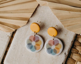 bunte leichte Ohrringe aus Polymer Ton mit Punkten // runde gelbe Ohrringe mit bunten Punkten // mehrfarbige Ohrringe