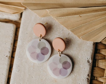 bunte leichte lila rosa Ohrringe aus Polymer Ton mit Punkten // leichte runde Ohrringe mit bunten Punkten // mehrfarbige Ohrringe rosa