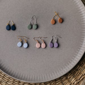Kleine Tropfen Ohrringe NOMI aus Polymer Ton // NOMI Ohrringe in 28 Farben // bunte Tropfen Ohrringe // kleines Gift für Sie afbeelding 10
