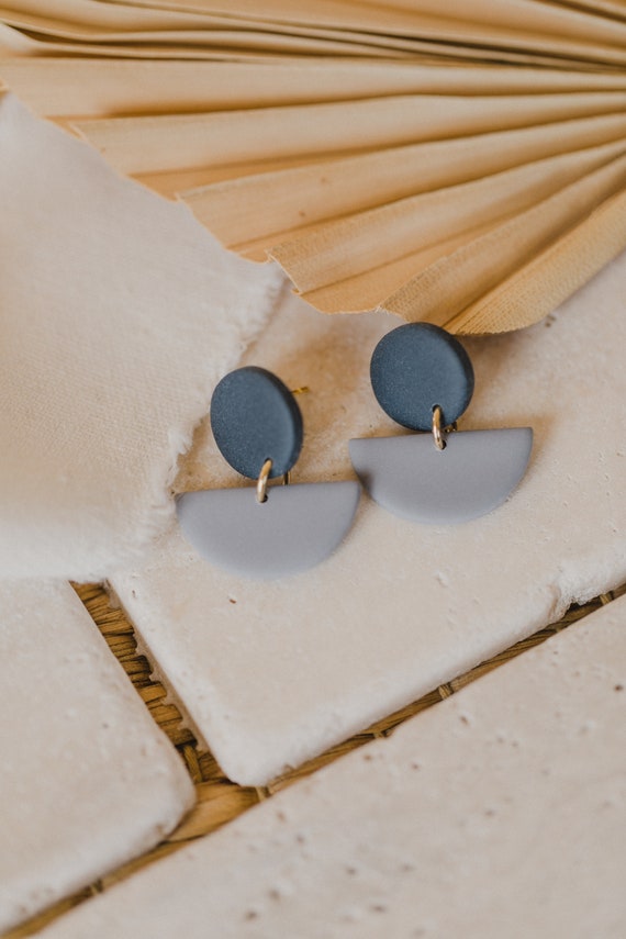 zweifarbige leichte Ohrringe aus Polymer Ton // blaue TAMARA Ohrringe // runde Ohrringe mit Halbkreis // zweifarbige Ohrringe