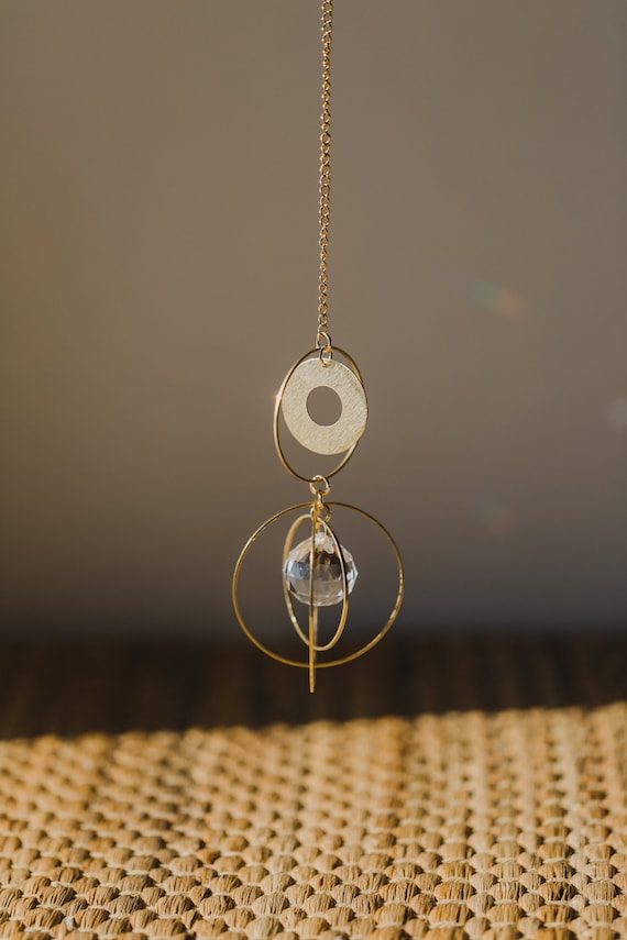 goldfarbener runder Suncatcher // Sonnenfänger mit goldenem Plättchen // Geschenkidee Freundin // Sonnenfänger mit Regebogenkristall