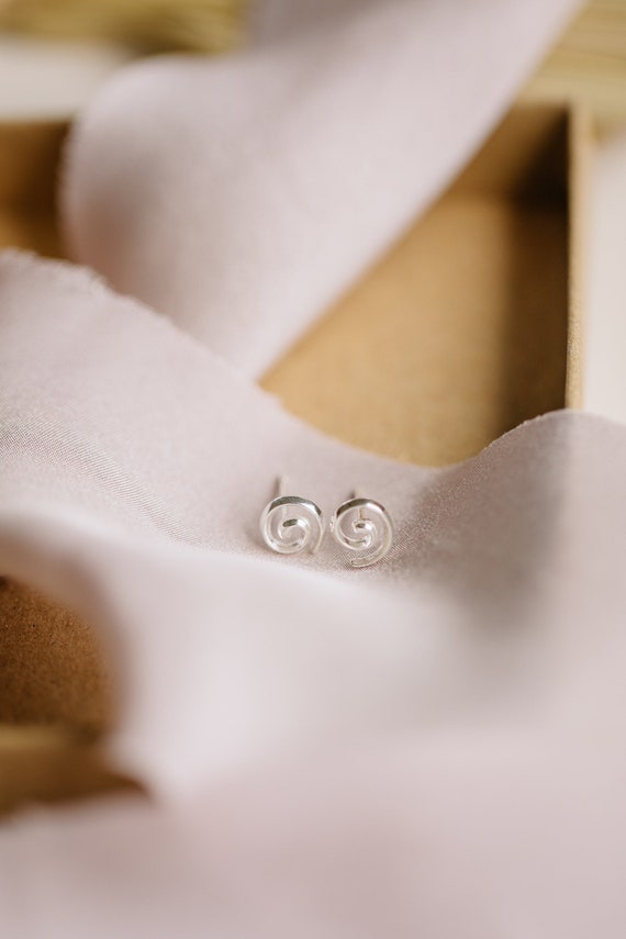 Kleine gedrehte Ohrstecker 925 Sterling Silber // kleine Spirale Ohrringe // 925 Sterling Silber Ohrringe // kleine Spirale