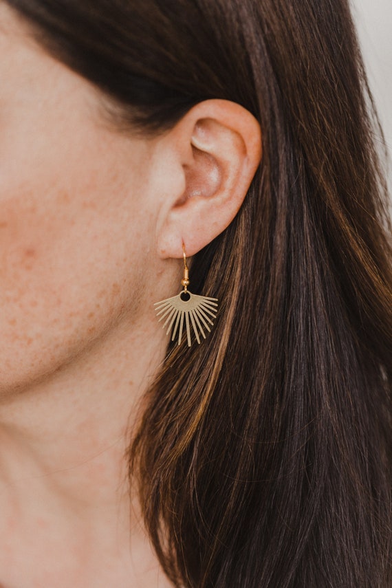 golden brass earings // leightweight earrings // golden fan earring // fan earrings // golden brass earrings // dangle fan earrings