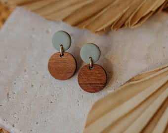 YUMI - Kleine Polymer Ton Ohrringe mit Holz in Eukalyptusgrün