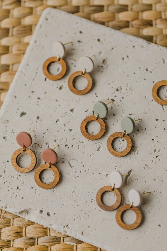 kleine Polymer Ton Ohrringe mit rundem Holz Ring // runde  Polymer Clay Ohrringe mit Holz Anhänger // bunte Holzohrringe // Geschenk für Sie