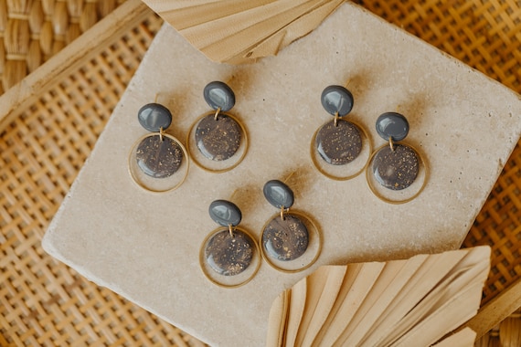 runde grau-lila Ohrringe mit Blattgold und Messing // lila-graue Kreis Ohrringe // glänzende Ohrringe