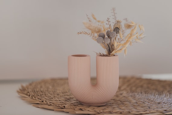 Nordic design vase // helles rosa Vase // U-Form Vase // Jesmonite Vase // Vase für Trockenblumen // rosa Vase U-Form // Minimalistisch