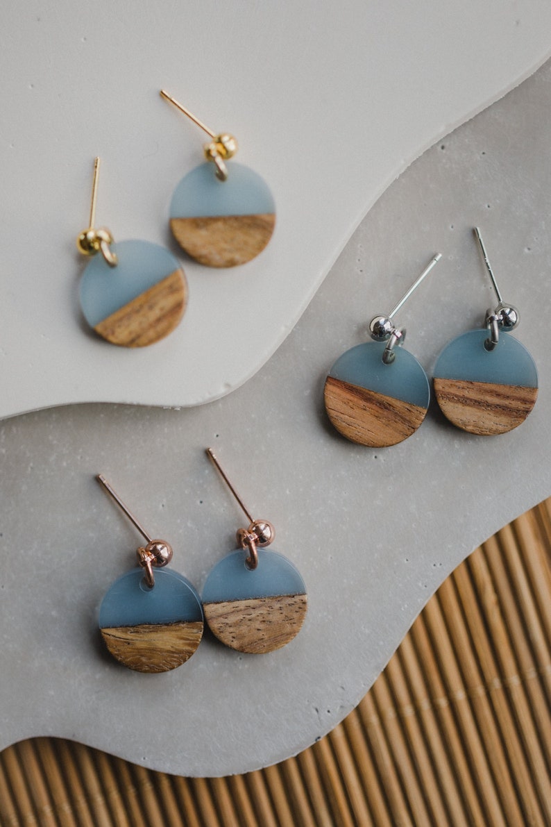 runde blaue Ohrringe mit Holz // kleine runde Ohrringe // Holz Ohrringe blau // zweifarbige runde Ohrringe // leichte Ohrring // blau Bild 1