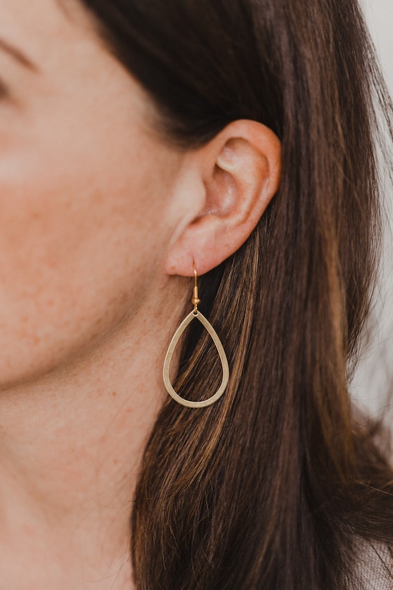 golden brass earings // leightweight earrings // golden teardrop earring // minimalistic earrings // golden brass earrings // teardrop
