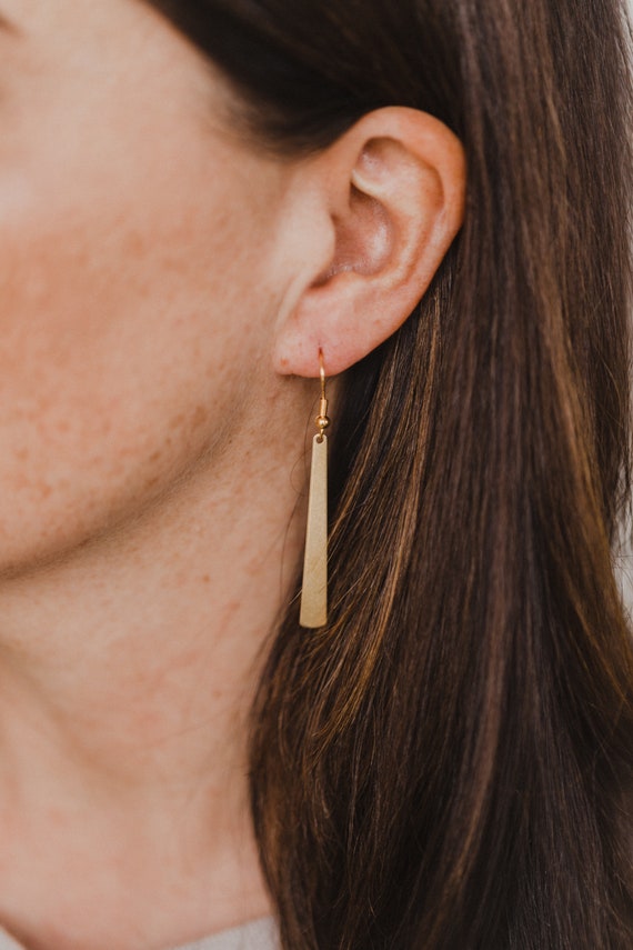 golden brass earings // leightweight earrings // long dangle earring // minimalistic earrings // golden brass earrings // dangle earring