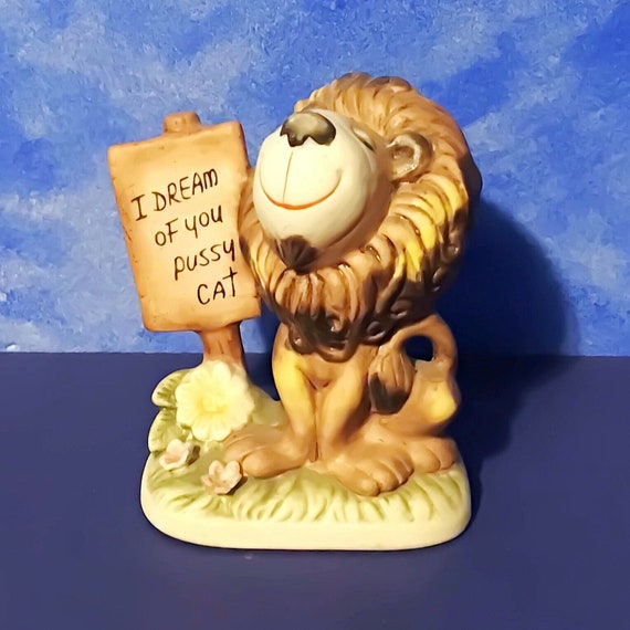 Vintage lion figurines Lot of 2 Made in Taiwan