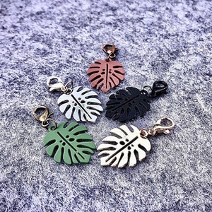 Breloques feuille de Monstera, tirettes de fermeture éclair, marqueurs de point, petites breloques porte-clés, options pastel, noir, or, argent et vert