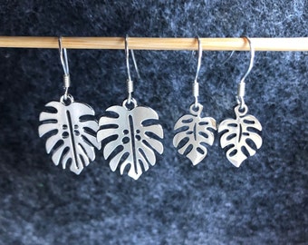 Monstera Charms Ohrringe, 925 Silber vergoldet oder Edelstahl Haken, Geschenk für Pflanzenliebhaber