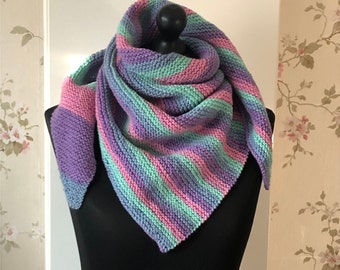 Écharpe triangle, tricot côtelé rayé, dégradé de couleurs, petit foulard tricoté à la main, pastel, couleurs sirène licorne, rose violet bleu menthe