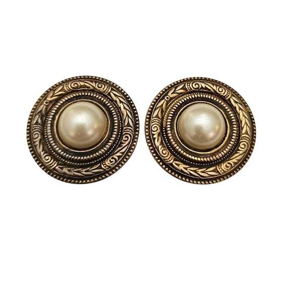 Brassy Stamped Laurel Leaf Edge Round Clip On Faux Pearl Earrings J656
