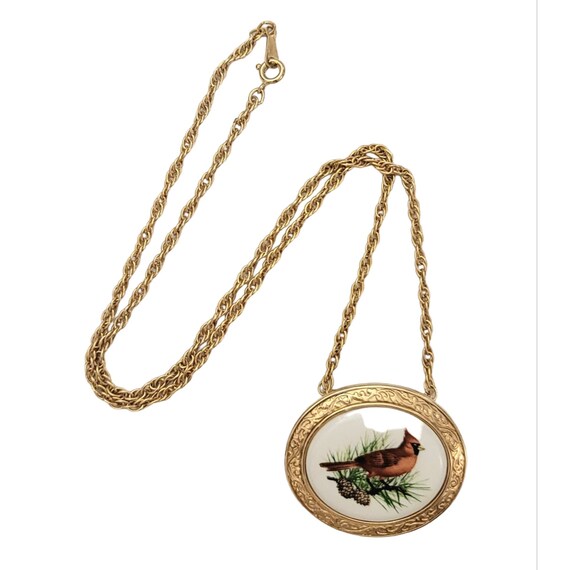 Avon Gold Tone Ceramic Cardinal Cameo Style Brooch Pendant 20” Chain Necklace, Signed K317