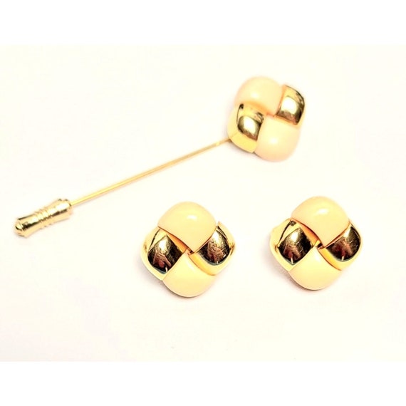 Trifari Coral Lucite Lattice Weave Stick Pin Match Clip On Ears, Set Signed