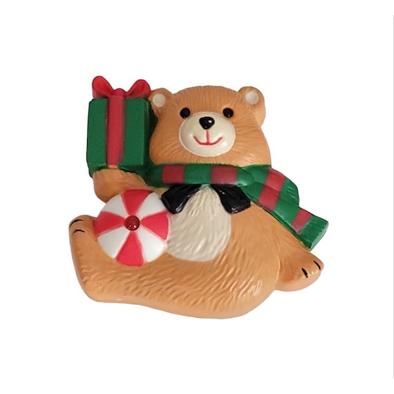 Vintage Plastic Musical Light Up Christmas Gift Scarf Ball Teddy Bear Pin, Works K425
