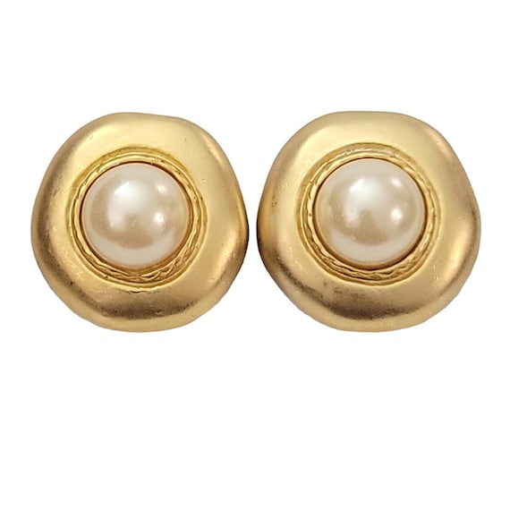 Gold Tone Matte Round Faux Pearl Clip On Earrings K561
