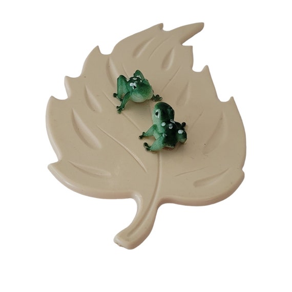 Vintage Off-White Statement Plastic Leaf Pin E687