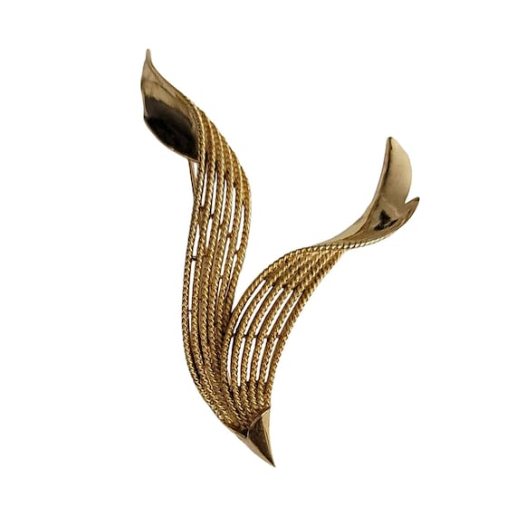 Trifari Crown Over T Gold Tone Ribbed Ribbon Brooch Pin, Signed