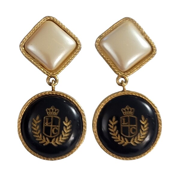 Liz Claiborne Designer Signature Laurel Leaf Shield Faux Pearl Black Lucite Clip-On Earrings K957