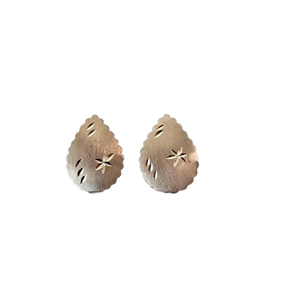 14K Yellow Gold Flower Etched Tear Drop Post Earrings L336