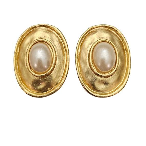Gold Tone Oval Faux Pearl Clip On Hammered Earrings C757