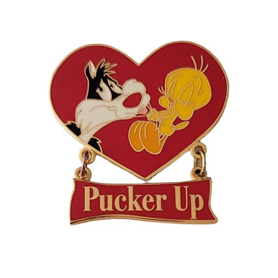 1996 Warner Bros. Looney Tunes Sylvester Tweety Bird Heart “Pucker Up” Dangle Pin E135
