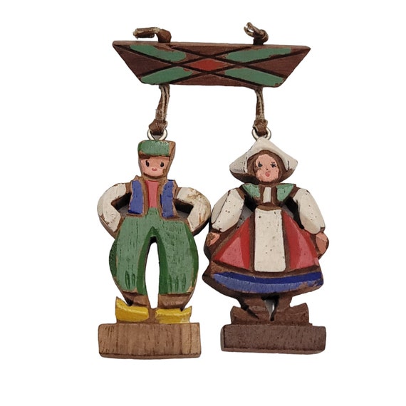Vintage Wood Carved Man Woman Figural Pair Bar Dangle Brooch E909