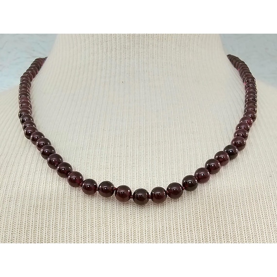 Red Garnet Knotted Strand 14K Yellow Gold Barrel Clasp, J453