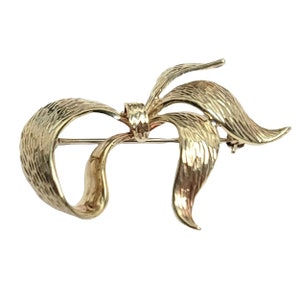 14k Yellow Gold Textured Ribbon Bow Pin Brooch