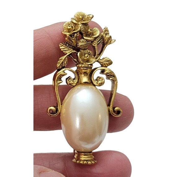 1928 Brand Gold Tone Faux Pearl Flower Bouquet In Vase Brooch Pin E626